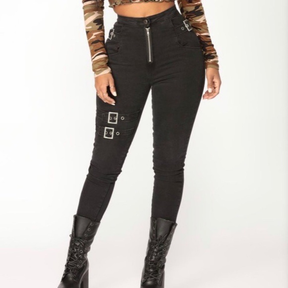 High waisted fashionnova buckle up jeans. 🖤